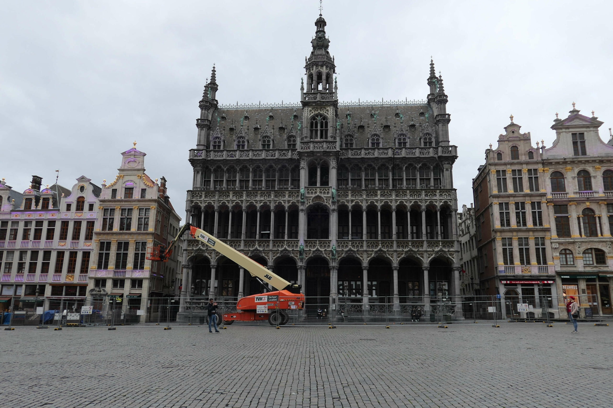 Etude des blasons de la façade avant de la Maison du Roi, à Bruxelles